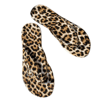 Flip-flops med leopardmønster og hjerteanheng