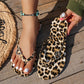 Flip-flops med leopardmønster og hjerteanheng